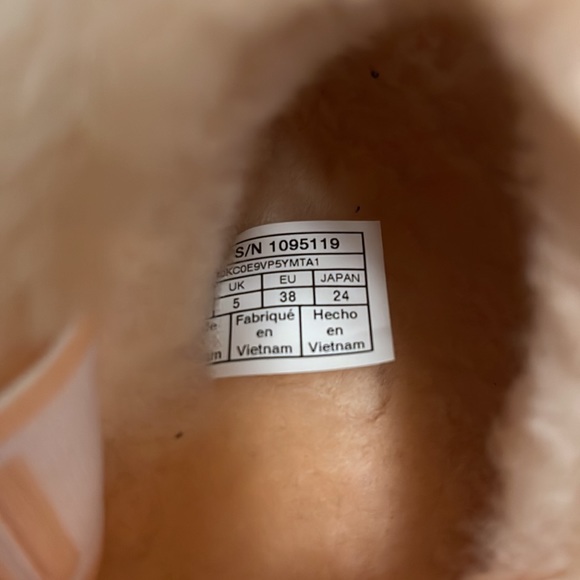 ♻️DONATED DEC. 2023♻️ 
NEW Ugg Fluff Yeah Slides in baby peach size 7 - Picture 10 of 12